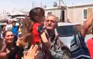 Cristina siendo recibida por su familia / Captura Video 