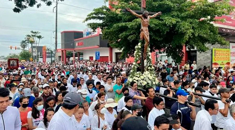 Cientos de miles de fieles piden al Cristo del Consuelo por la paz en Ecuador