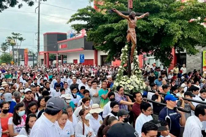 Cientos de miles de fieles piden al Cristo del Consuelo por la paz en Ecuador