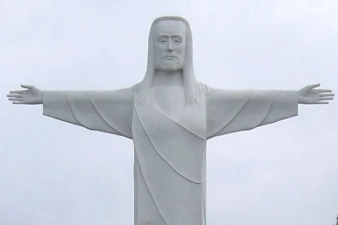 Activistas vandalizan estatua de Cristo en Estados Unidos con lema pro aborto