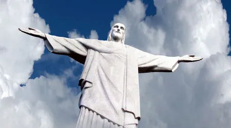 Un rayo cae sobre el Cristo Redentor de Río y fotógrafo capta el momento exacto