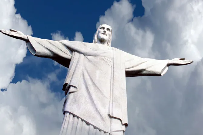 Un rayo cae sobre el Cristo Redentor de Río y fotógrafo capta el momento exacto