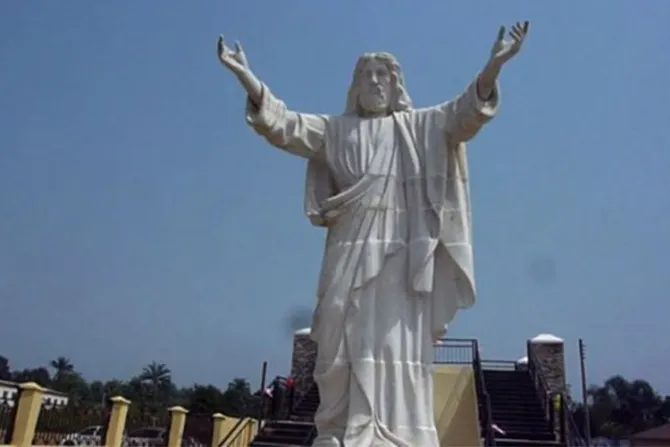 VIDEO: Erigen la estatua de Cristo más grande de África en Nigeria