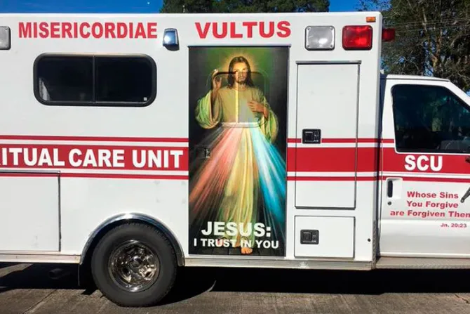 Transforman ambulancia en confesionario “rodante” en Estados Unidos