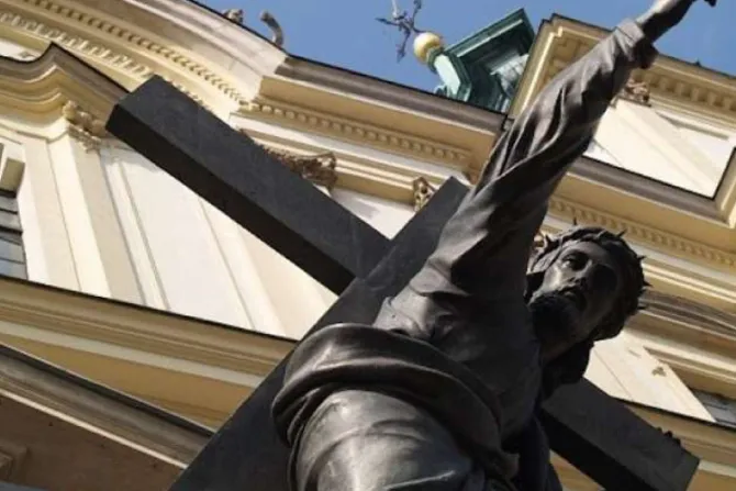 Cardenal polaco pide respeto ante profanación de estatua de Cristo con bandera gay