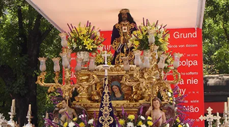 Rey de España cumplió con tradición de besar imagen de Cristo de Medinaceli