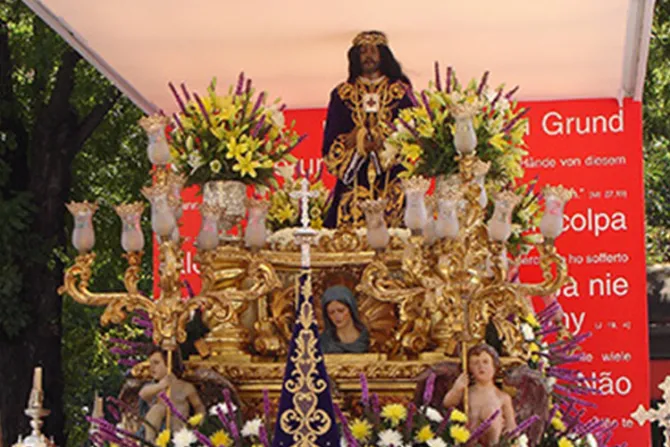 Rey de España cumplió con tradición de besar imagen de Cristo de Medinaceli
