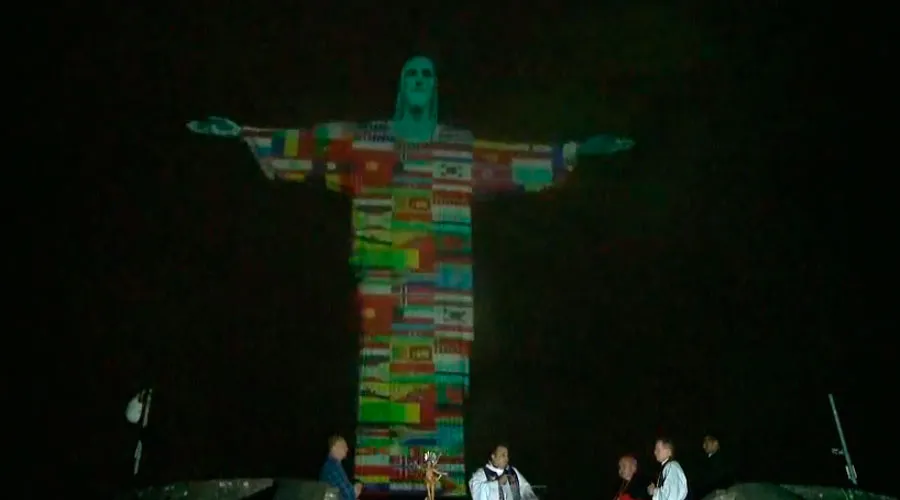 Iluminan el Cristo Redentor con banderas de países afectados por coronavirus