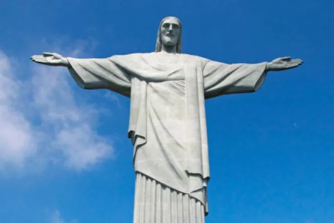 Iluminan Cristo Redentor de Río con colores de los 32 países del Mundial FIFA Brasil 2014