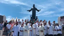 Mons. Cabrera junto a otros fieles a los pies de la imagen de Cristo Rey en el Cerro del Cubilete. Crédito: Arquidiócesis de Monterrey