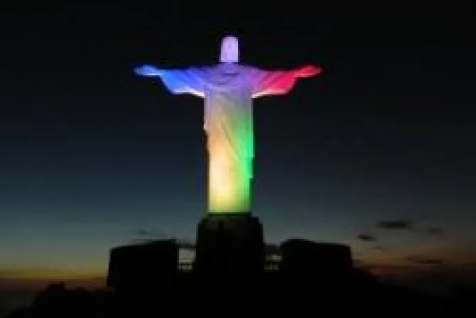 Iluminan Cristo Redentor con colores de 150 países que estarán en JMJ Río 2013