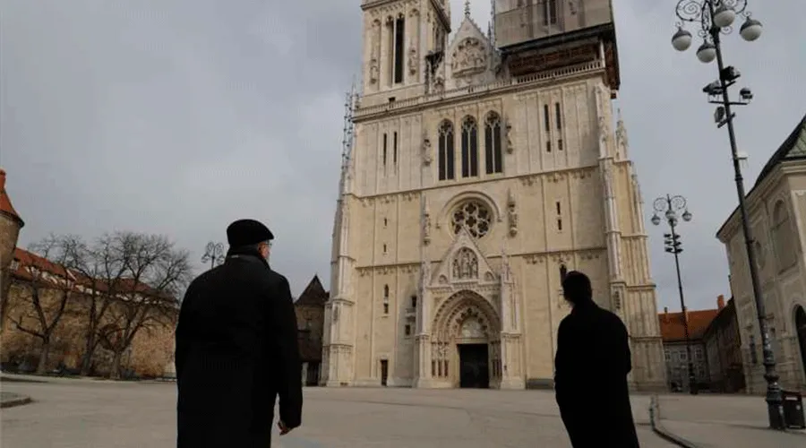 Cardenal Bozanic frente a la Catedral de la Asunción, cuya torre se derrumbó en la Curia Episcopal / Crédito: Petar Belina / IKA - Archidiócesis de Zagreb