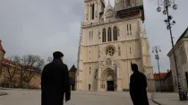 Cardenal Bozanic frente a la Catedral de la Asunción, cuya torre se derrumbó en la Curia Episcopal / Crédito: Petar Belina / IKA - Archidiócesis de Zagreb