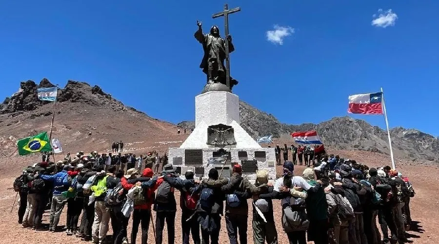 Más de 100 peregrinos cruzan a pie los Andes en una muestra de amor a la Virgen