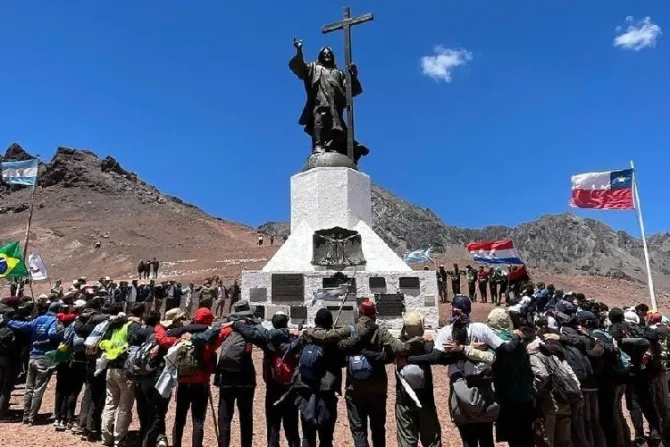 Más de 100 peregrinos cruzan a pie los Andes en una muestra de amor a la Virgen