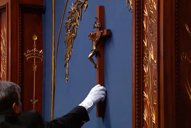 Canadá: Retiran histórico crucifijo del Parlamento de Québec tras nueva ley antirreligiosa