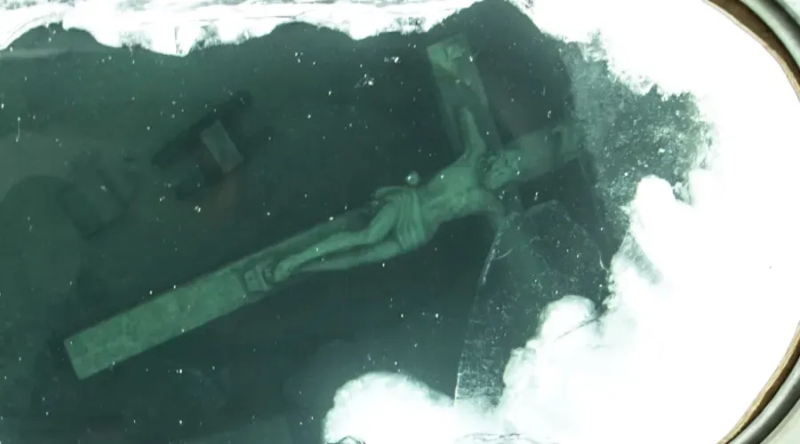 Cristo crucificado en el lago Michigan. Crédito: Laurent Fady - Petoskey Drones.