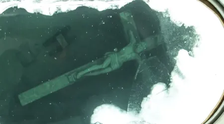 ¿Por qué este crucifijo gigante sumergido bajo un lago no ha recibido visitas en 2 años?