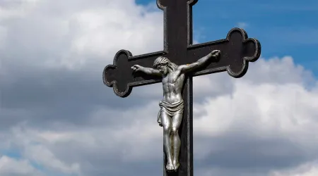 Arzobispo critica “falta de hombría” de diputados que permitieron retiro de crucifijo 