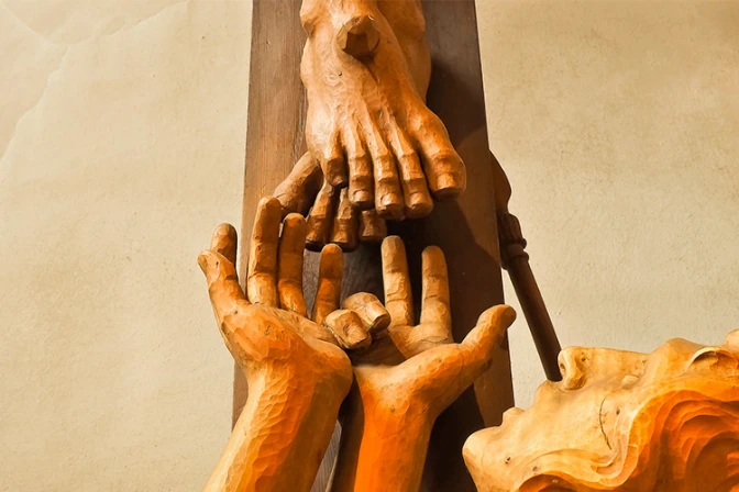 Lo suspenden por confrontar a maestra musulmana que tildó de “falsa” crucifixión de Cristo