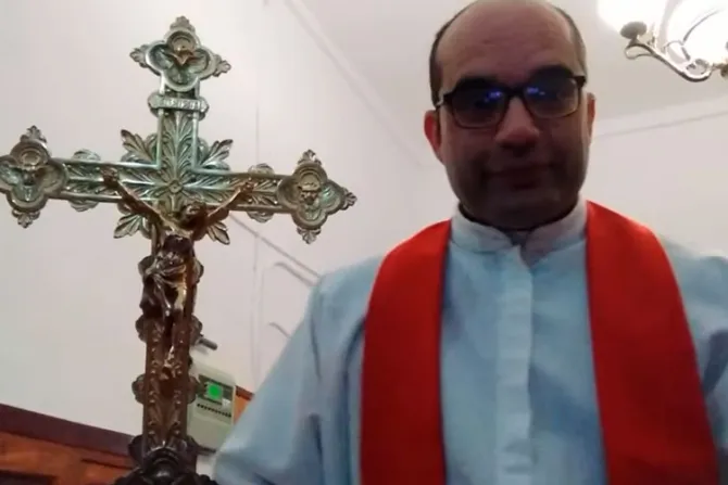 Semana Santa: Sacerdote comparte bella tradición sobre la madera de la cruz y el cielo