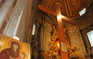 Cruz de la Jornada Mundial de la Juventud y el u00edcono de Nuestra Seu00f1ora Salus Populi Romani. Cru00e9dito: JMJ Lisboa 2023. 