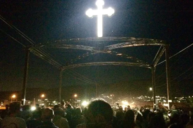 Instalan cruz en pueblo cristiano que se salvó de caer en manos del Estado Islámico