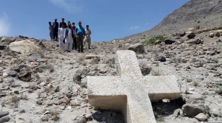 Hallan una enorme cruz de 1.200 años de antigüedad en Pakistán
