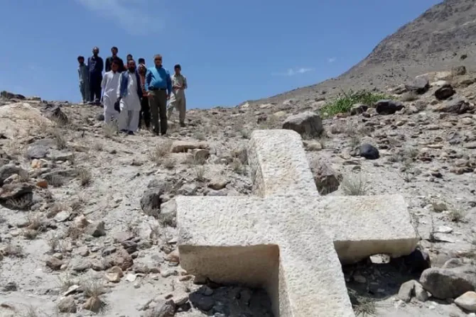 Hallan una enorme cruz de 1.200 años de antigüedad en Pakistán