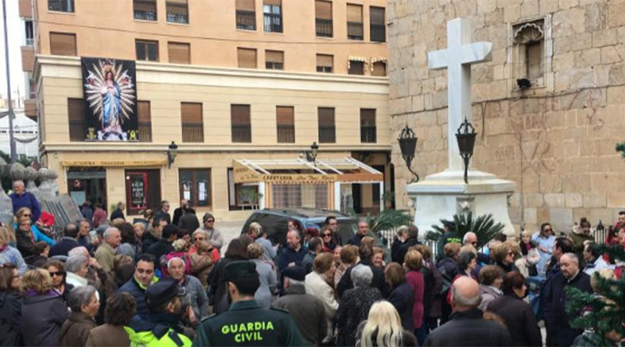 Manifestantes impidieron que retiraran la cruz en Callosa de Segura. Foto: AEAC?w=200&h=150