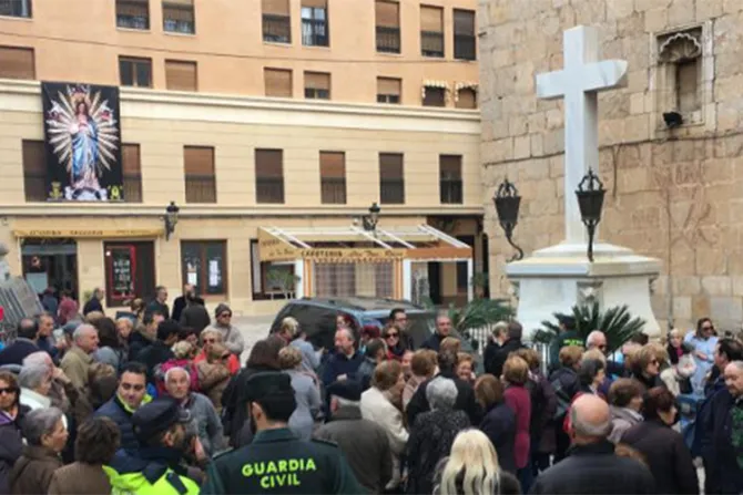 VIDEO: Católicos se encadenaron a emblemática cruz y evitaron su retiro en España