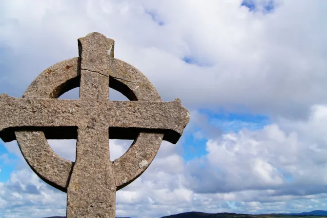Obispos de Irlanda piden perdón por décadas de maltratos en hogares de madres solteras