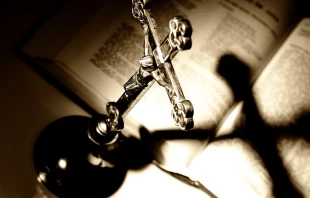 Cruz con la Biblia / Flickr de Michal (CC-BY-NC-ND-2.0)  