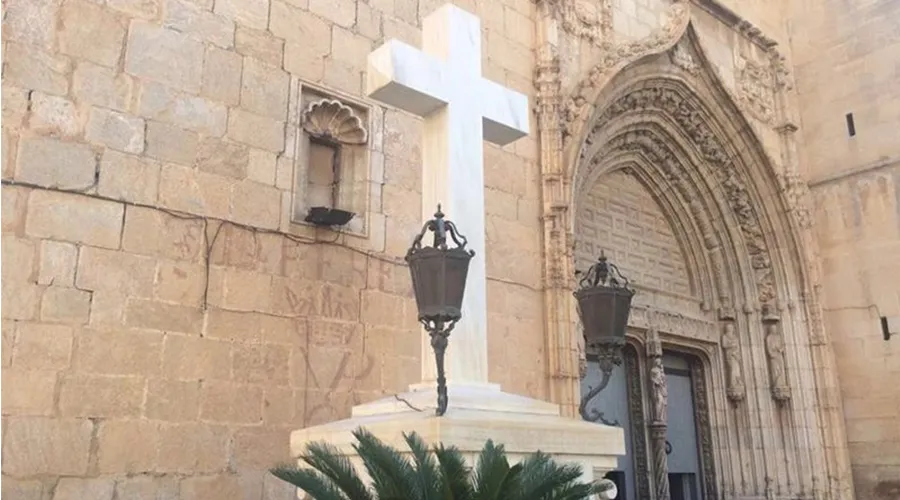 Cruz en la plaza de la iglesia de San Martín, en Callosa de Segura (Alicante). Foto: Plataforma Ciudadana en Defensa de la Cruz?w=200&h=150