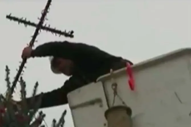 VIDEO: Los obligaron a sacar cruz del árbol de Navidad y pobladores dieron esta respuesta