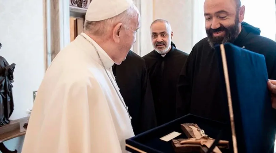 El abad general de la Orden Maronita Mariamita, Pierre Najm, entrega la cruz al Papa Francisco. Créditos: Vatican Media?w=200&h=150