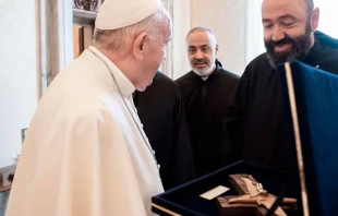 El abad general de la Orden Maronita Mariamita, Pierre Najm, entrega la cruz al Papa Francisco. Cru00e9ditos: Vatican Media 