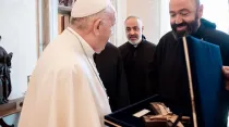 El abad general de la Orden Maronita Mariamita, Pierre Najm, entrega la cruz al Papa Francisco. Créditos: Vatican Media
