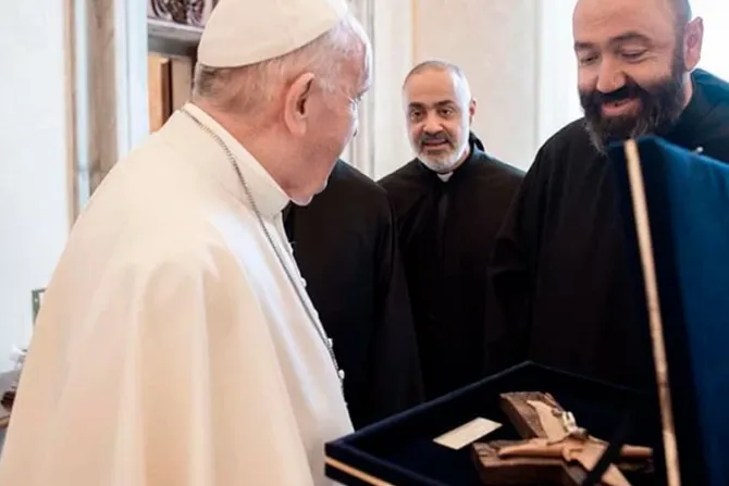 Papa Francisco recibe cruz hecha con materiales de la explosión del puerto de Beirut
