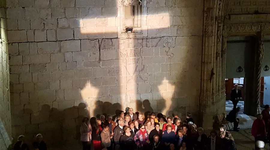 Cruz de luz proyectada sobre la fachada de la iglesia en Callosa de Segura. Foto: Plataforma Ciudadana en Defensa de la Cruz.