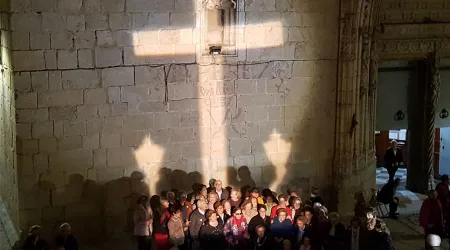 Multan a vecina por proyectar una cruz de luz en España