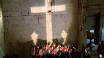 Cruz de luz proyectada sobre fachada de la iglesia en Callosa de Segura - Foto: Plataforma Ciudadana en Defensa de la Cruz