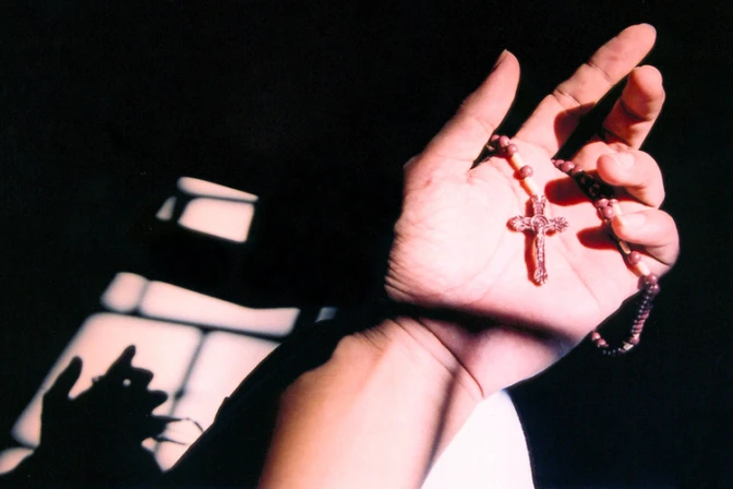 El Papa Francisco lamenta que en algunos lugares no se pueda llevar un crucifijo ni leer la Biblia