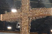 Enorme cruz hecha con reliquias de 34 santos y beatos impresiona al mundo desde Hungría