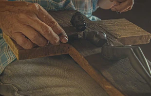 Cruz de madera quemada con un Cristo en pedazos que fue elaborada en Mozambique por cristianos perseguidos / Cru00e9dito: Ayuda a la Iglesia Necesitada (ACN) 