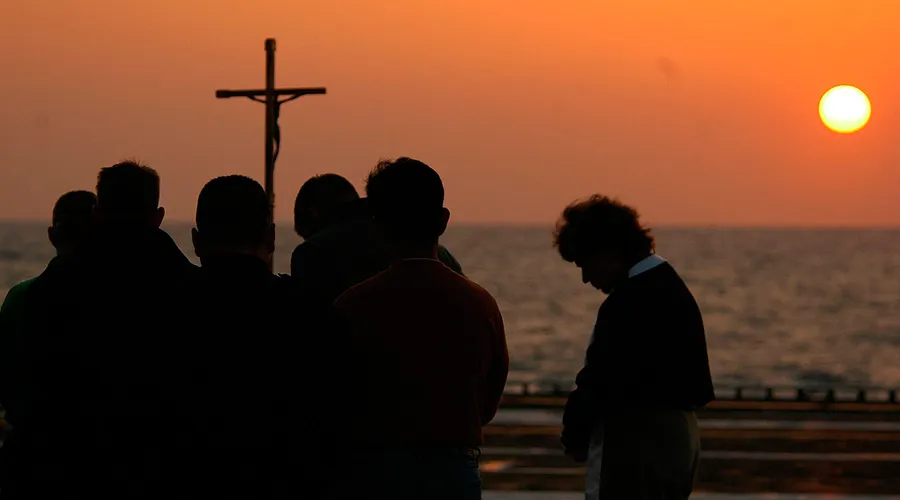 Personas rezando ante una Cruz / Foto: Pixabay (Dominio Público)?w=200&h=150