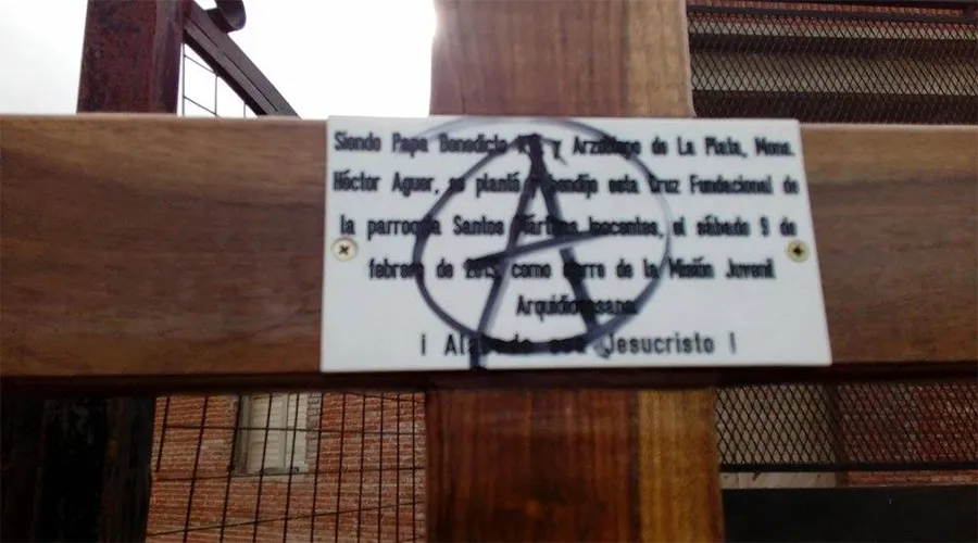 Cruz profanada en la Parroquia Santos Mártires Inocentes en Argentina / Facebook de Pater Christian ?w=200&h=150