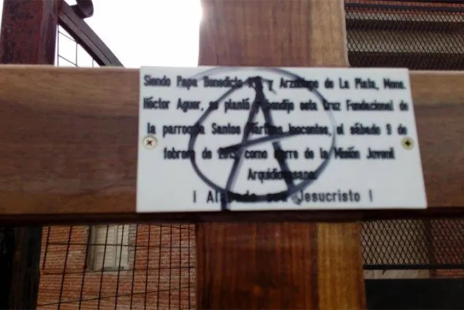 Profanan cruz de iglesia con símbolo anarquista en Argentina