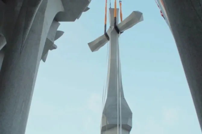 Colocan impresionante cruz en fachada de la Sagrada Familia de Barcelona [VIDEO]