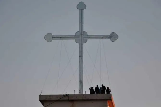 Irak: Cristianos erigen gran cruz como signo de la victoria sobre la oscuridad de ISIS